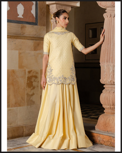 PALE_YELLOW